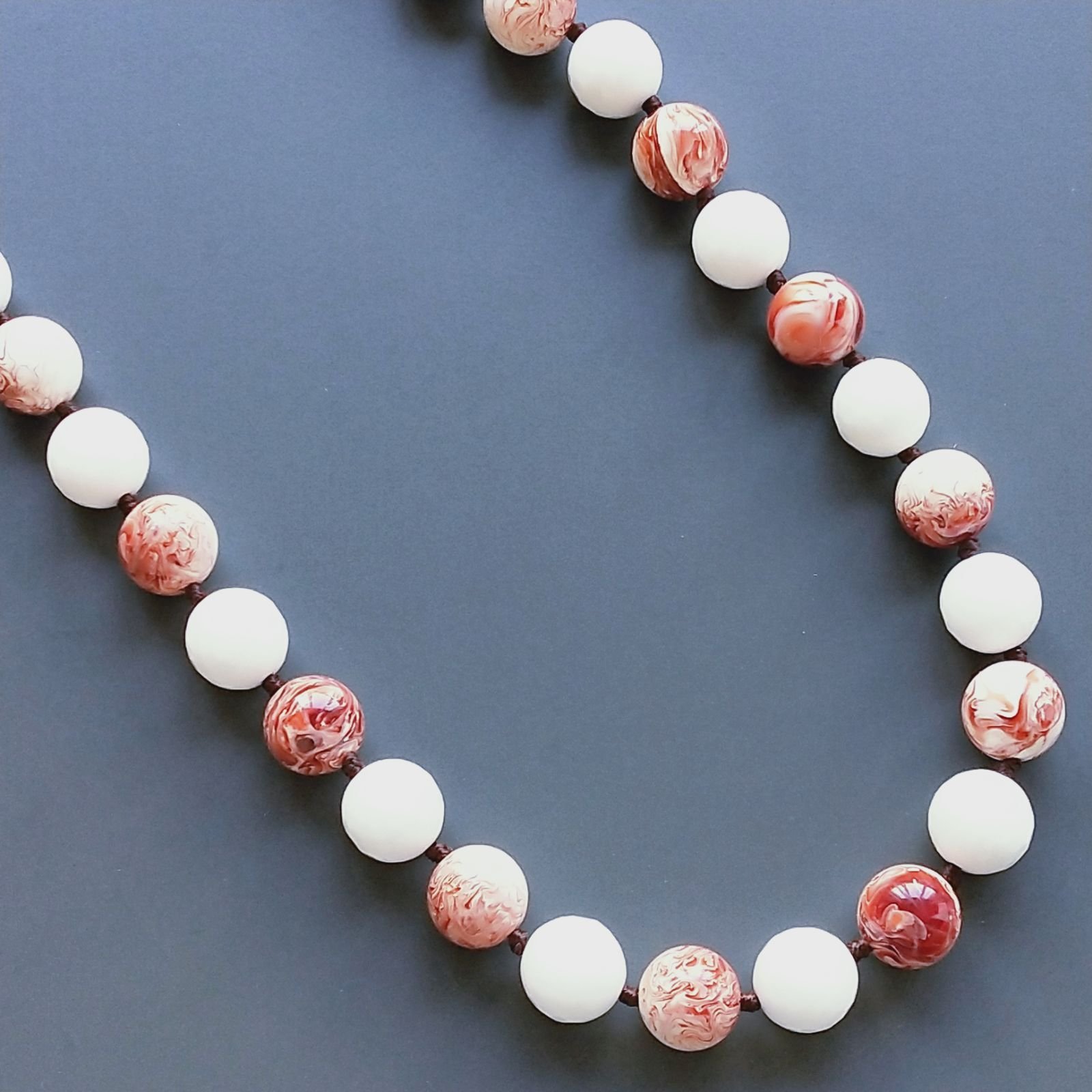 Collana Annodato di Agata Bianca Tondo Sfaccetato e Resina Ambra Rosso Tondo Liscio 14mm