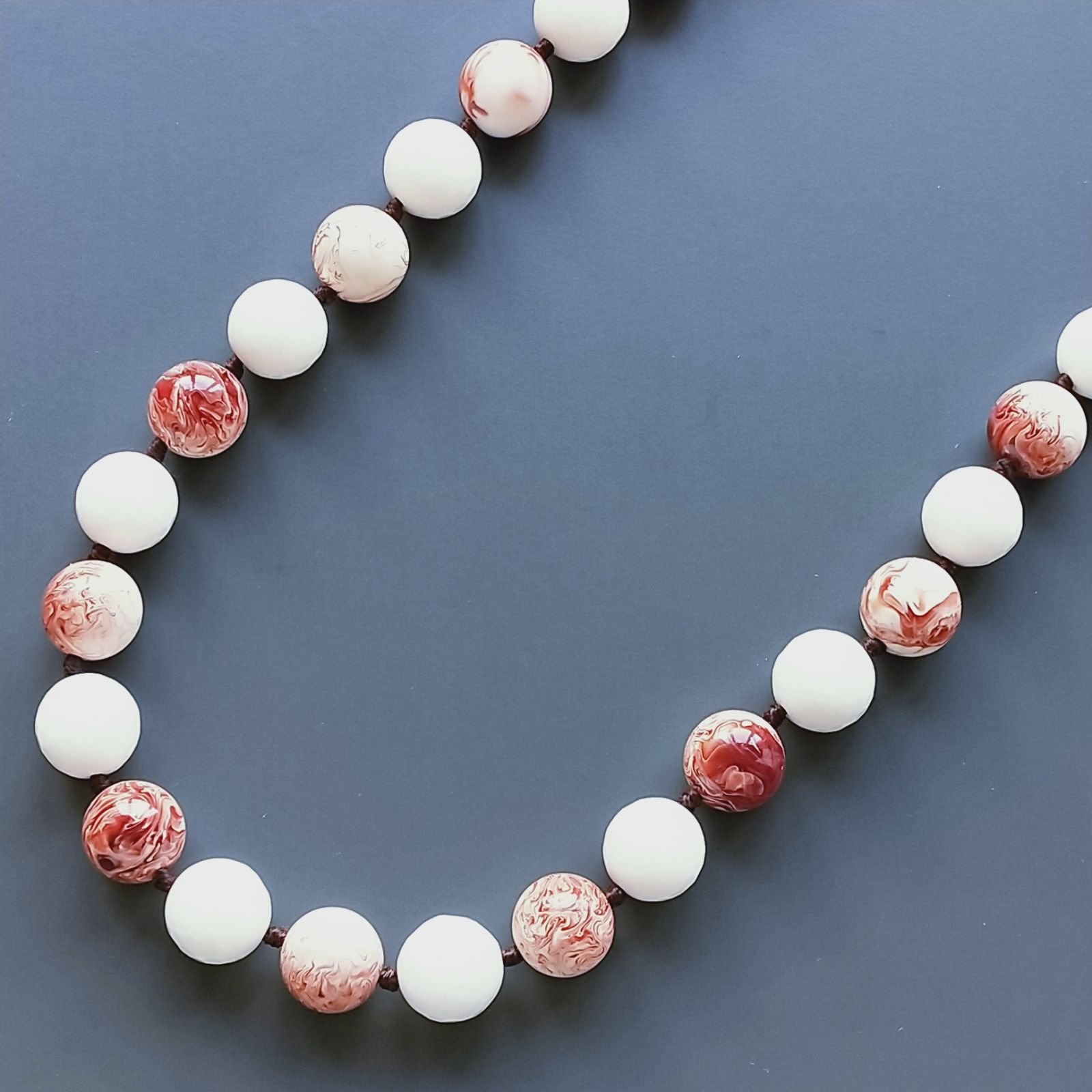 Collana Annodato di Agata Bianca Tondo Sfaccetato e Resina Ambra Rosso Tondo Liscio 14mm