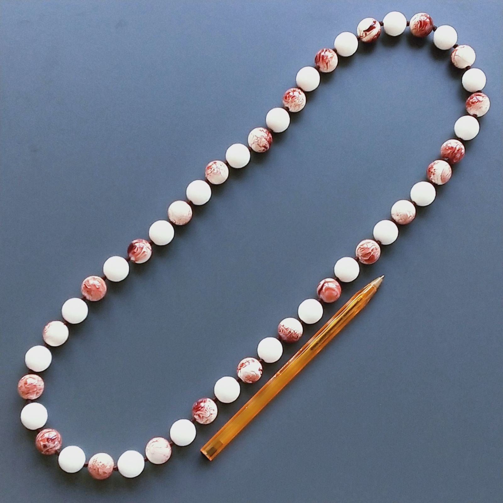 Collana Annodato di Agata Bianca Tondo Sfaccetato e Resina Ambra Rosso Tondo Liscio 14mm