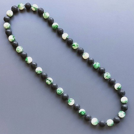 Collana pietra lavica sferica con resina ambra verde sferico 15mm annodato