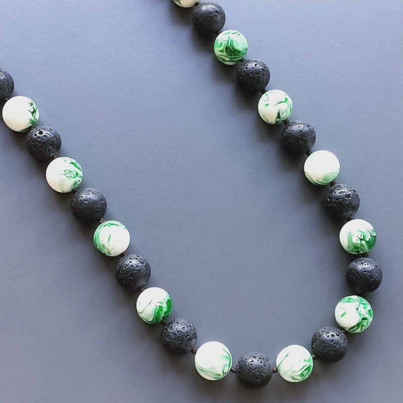 Collana pietra lavica sferica con resina ambra verde sferico 15mm annodato
