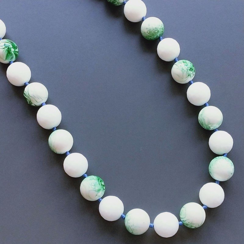 Collana Annodato di Agata Bianca Tondo Sfaccetato e Resina Ambra Verde Tondo Liscio 15mm