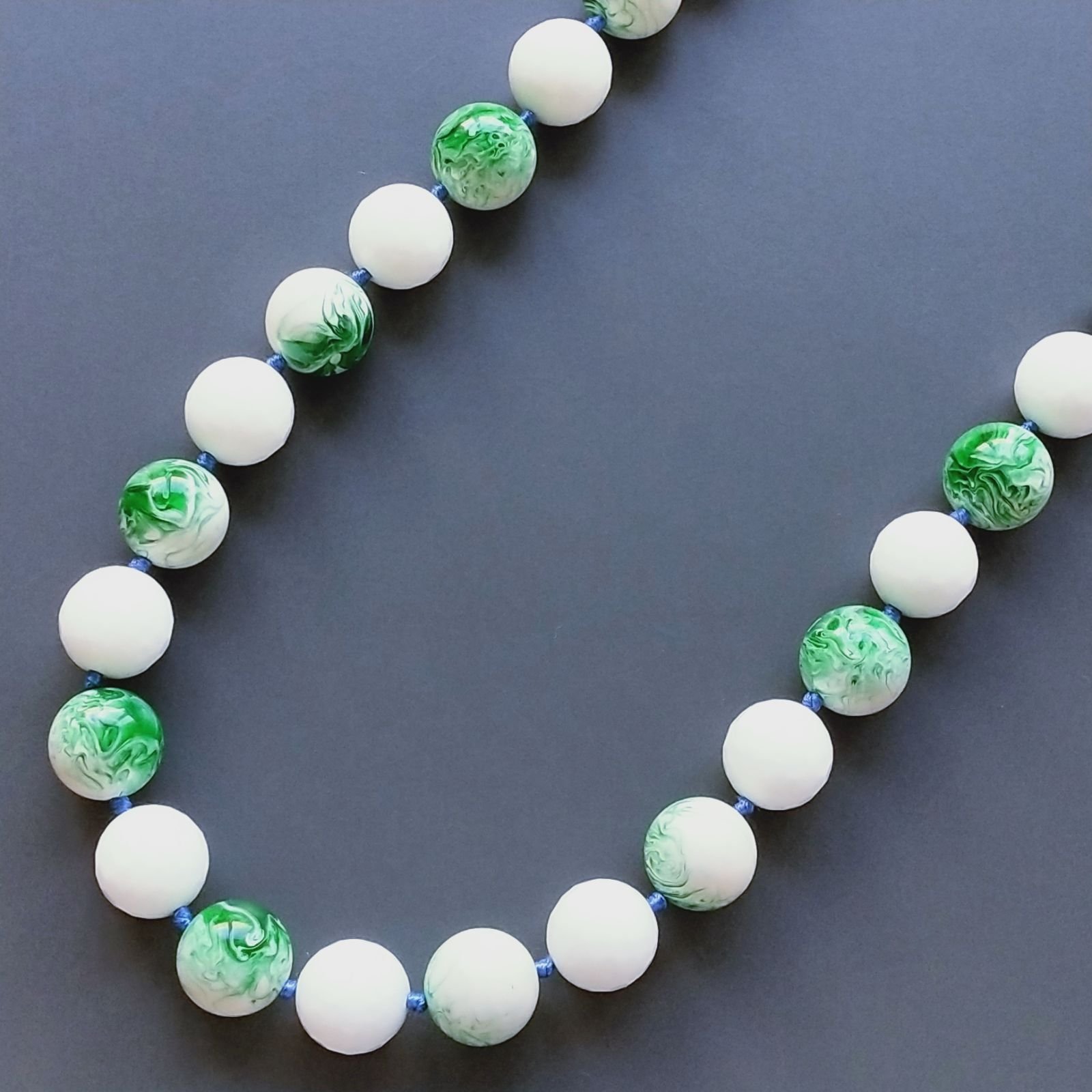 Collana Annodato di Agata Bianca Tondo Sfaccetato e Resina Ambra Verde Tondo Liscio 15mm
