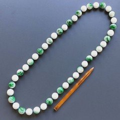 Collana Annodato di Agata Bianca Tondo Sfaccetato e Resina Ambra Verde Tondo Liscio 15mm