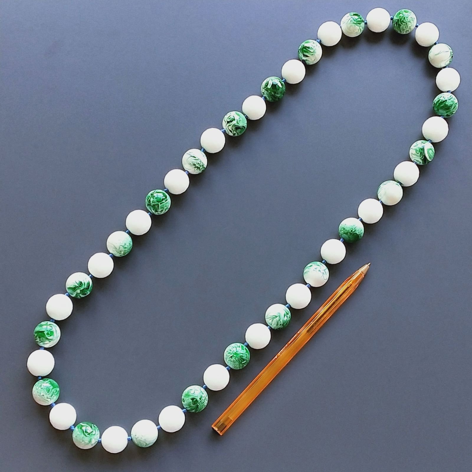Collana Annodato di Agata Bianca Tondo Sfaccetato e Resina Ambra Verde Tondo Liscio 15mm