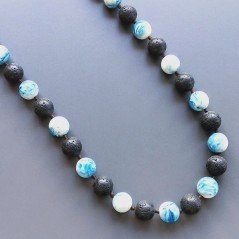 Collana pietra lavica sferica con resina ambra blu sferico liscio 14 mm annodato