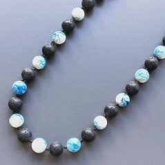 Collana pietra lavica sferica con resina ambra blu sferico liscio 14 mm annodato