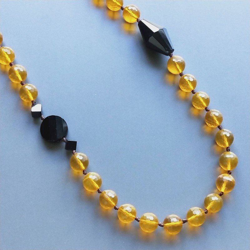 Collana cristallo ambra sferico sfac 10-12 mm con centrale pietr dure miste annodato
