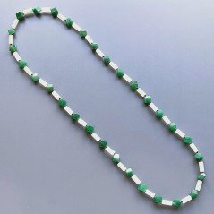 Collana giada naturale cilindro liscio 5x13 e radice di smeraldo cubetti liscio 11 mm annodato