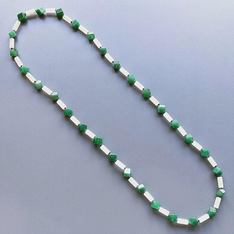 Collana giada naturale cilindro liscio 5x13 e radice di smeraldo cubetti liscio 11 mm annodato