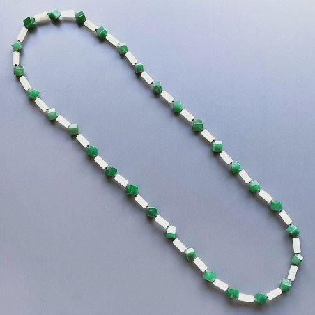 Collana giada naturale cilindro liscio 5x13 e radice di smeraldo cubetti liscio 11 mm annodato