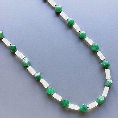 Collana giada naturale cilindro liscio 5x13 e radice di smeraldo cubetti liscio 11 mm annodato