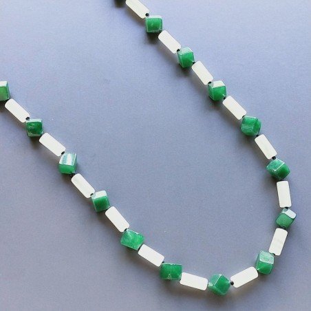Collana giada naturale cilindro liscio 5x13 e radice di smeraldo cubetti liscio 11 mm annodato