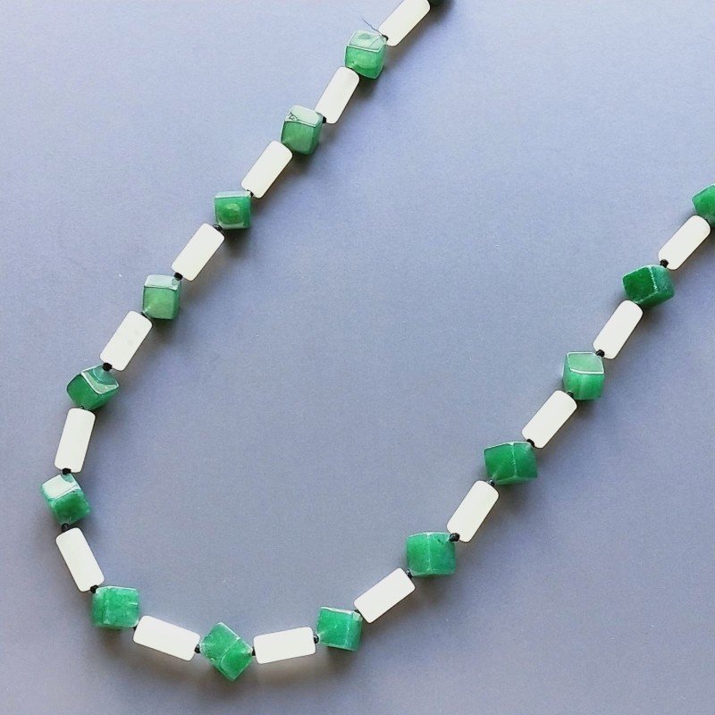 Collana giada naturale cilindro liscio 5x13 e radice di smeraldo cubetti liscio 11 mm annodato