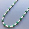 Collana giada naturale cilindro liscio 5x13 e radice di smeraldo cubetti liscio 11 mm annodato
