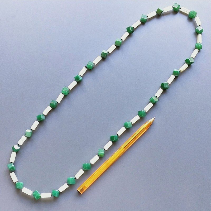 Collana giada naturale cilindro liscio 5x13 e radice di smeraldo cubetti liscio 11 mm annodato