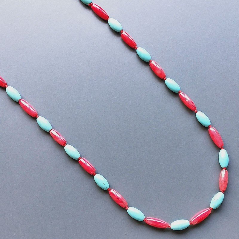 Collana pasta di turchese ovale liscio 6x12 e corallo di bamboo gocce liscio 5x14 mm annodato