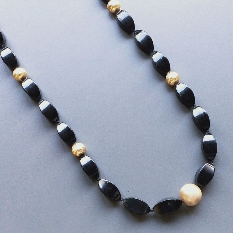 Collana Annodato di Agata Nera Forma Riso Fantasia 10x20mm con Perline di Ottone Dorato