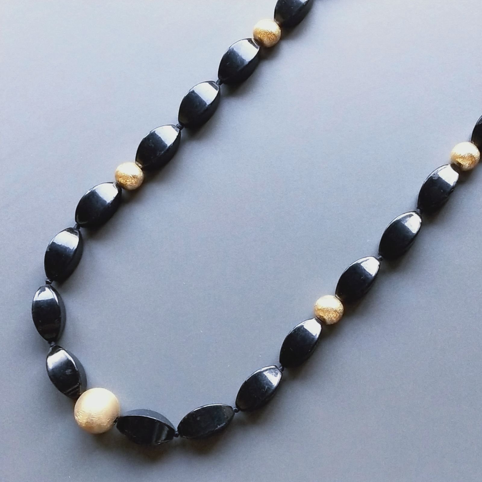 Collana Annodato di Agata Nera Forma Riso Fantasia 10x20mm con Perline di Ottone Dorato