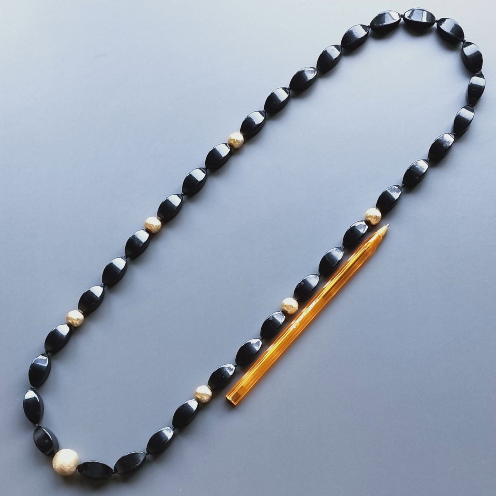 Collana Annodato di Agata Nera Forma Riso Fantasia 10x20mm con Perline di Ottone Dorato