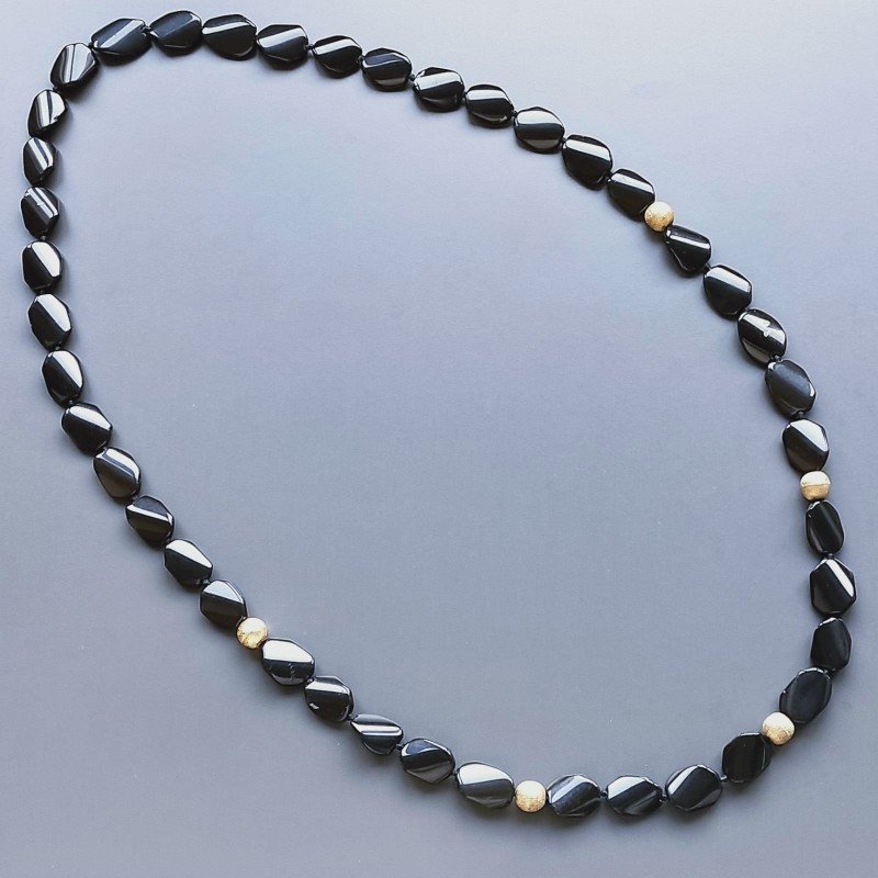 Collana Annodato di Agata Nera Forma Ovale Twist 14x18mm con Perline di Ottone Dorato