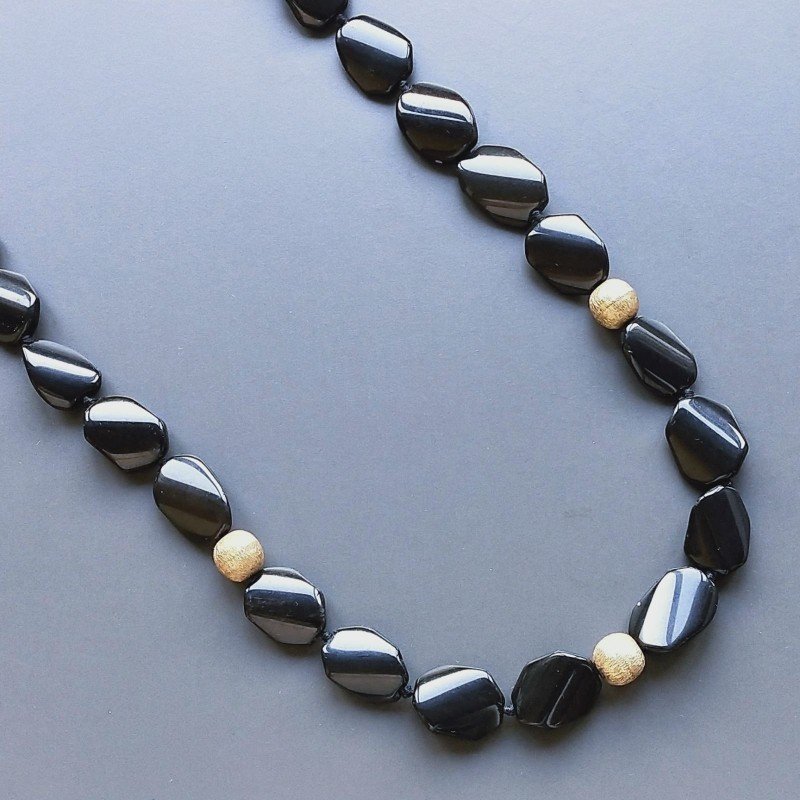 Collana Annodato di Agata Nera Forma Ovale Twist 14x18mm con Perline di Ottone Dorato