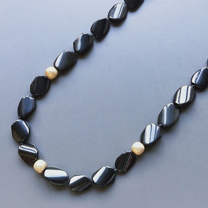 Collana Annodato di Agata Nera Forma Ovale Twist 14x18mm con Perline di Ottone Dorato
