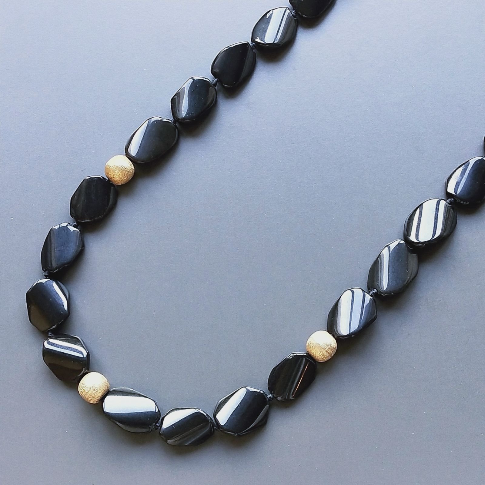 Collana Annodato di Agata Nera Forma Ovale Twist 14x18mm con Perline di Ottone Dorato