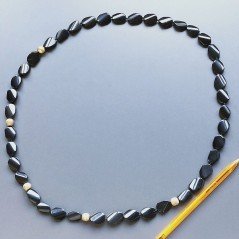 Collana Annodato di Agata Nera Forma Ovale Twist 14x18mm con Perline di Ottone Dorato