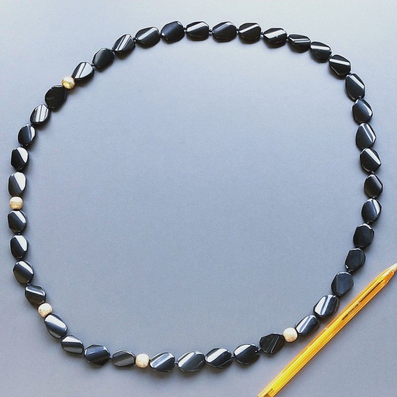Collana Annodato di Agata Nera Forma Ovale Twist 14x18mm con Perline di Ottone Dorato