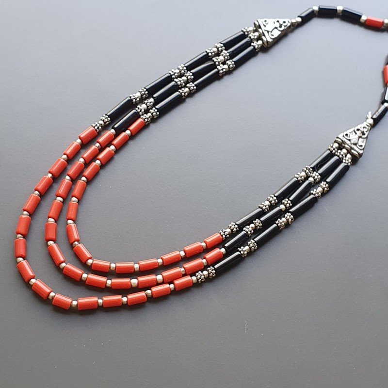 Collana girocollo 3 fili con corallo bambo e onice tubetti con ottone argentato annodato