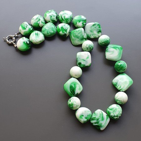 Collana girocollo resina ambra verde forme miste annodato