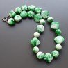 Collana girocollo resina ambra verde forme miste annodato