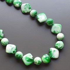 Collana girocollo resina ambra verde forme miste annodato