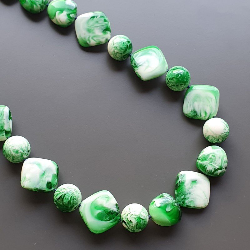 Collana girocollo resina ambra verde forme miste annodato Collana girocollo resina ambra verde forme miste annodato
