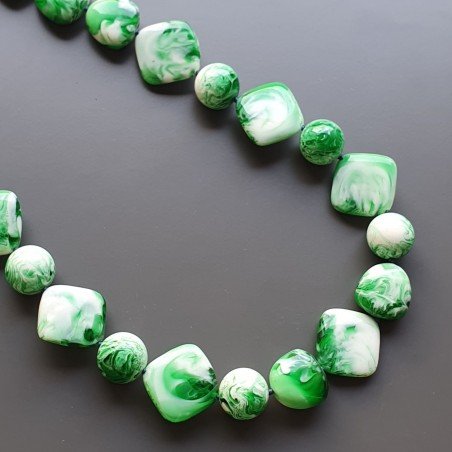Collana girocollo resina ambra verde forme miste annodato