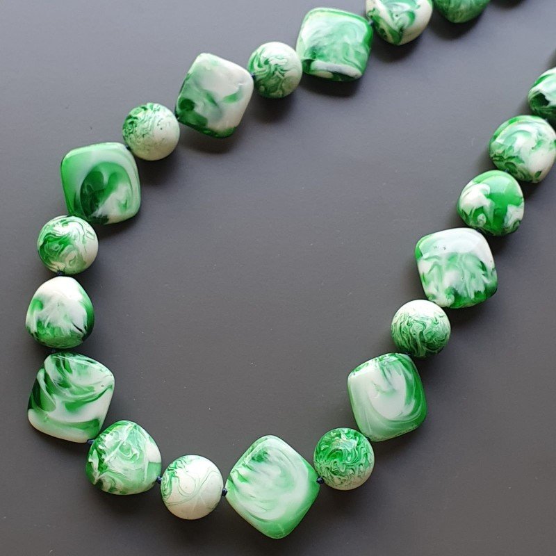 Collana girocollo resina ambra verde forme miste annodato Collana girocollo resina ambra verde forme miste annodato