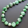 Collana girocollo resina ambra verde forme miste annodato