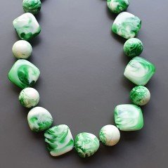 Collana girocollo resina ambra verde forme miste annodato Collana girocollo resina ambra verde forme miste annodato