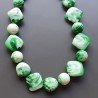 Collana girocollo resina ambra verde forme miste annodato