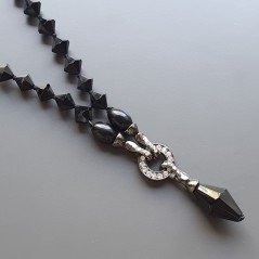 Collana girocollo cristallo rombo sfac di vari colori con pendente annodato Collana girocollo cristallo rombo sfac di vari colori con pendente annodato