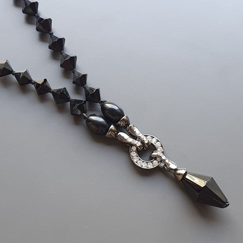 Collana girocollo cristallo rombo sfac di vari colori con pendente annodato Collana girocollo cristallo rombo sfac di vari colori con pendente annodato