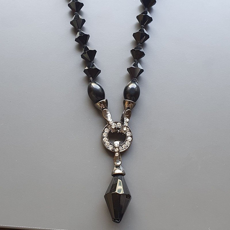 Collana girocollo cristallo rombo sfac di vari colori con pendente annodato Collana girocollo cristallo rombo sfac di vari colori con pendente annodato