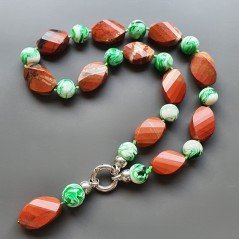 Collana girocollo diaspro rosso ovale twist sfac 18x25 mm con resina ambra verde sferico liscio 14 mm con pendente annodato