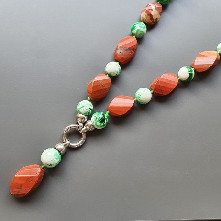 Collana girocollo diaspro rosso ovale twist sfac 18x25 mm con resina ambra verde sferico liscio 14 mm con pendente annodato