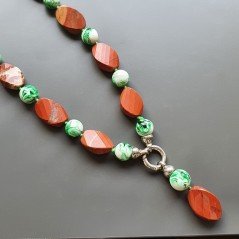 Collana girocollo diaspro rosso ovale twist sfac 18x25 mm con resina ambra verde sferico liscio 14 mm con pendente annodato