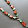 Collana girocollo diaspro rosso ovale twist sfac 18x25 mm con resina ambra verde sferico liscio 14 mm con pendente annodato