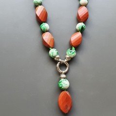 Collana girocollo diaspro rosso ovale twist sfac 18x25 mm con resina ambra verde sferico liscio 14 mm con pendente annodato