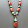 Collana girocollo diaspro rosso ovale twist sfac 18x25 mm con resina ambra verde sferico liscio 14 mm con pendente annodato