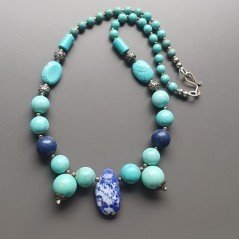 Collana girocollopasta di turchese forme miste con pietre dure miste e ottone argentato lavorato infilato